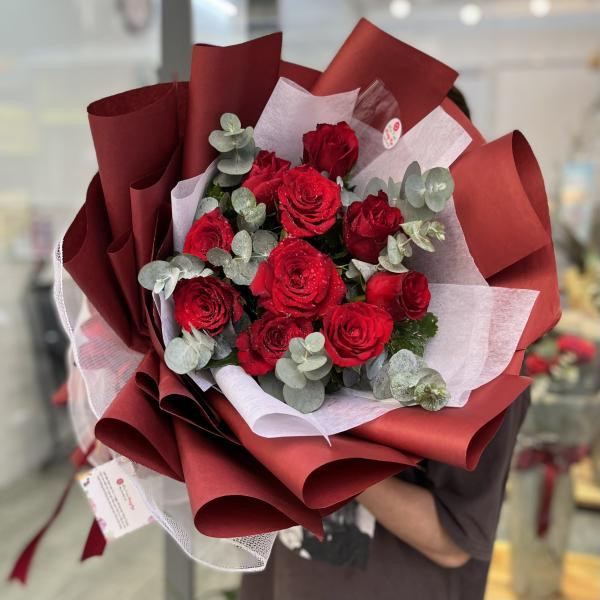 Bó hoa hồng đỏ mix lá bạc siêu dễ thương tặng bạn gái 4