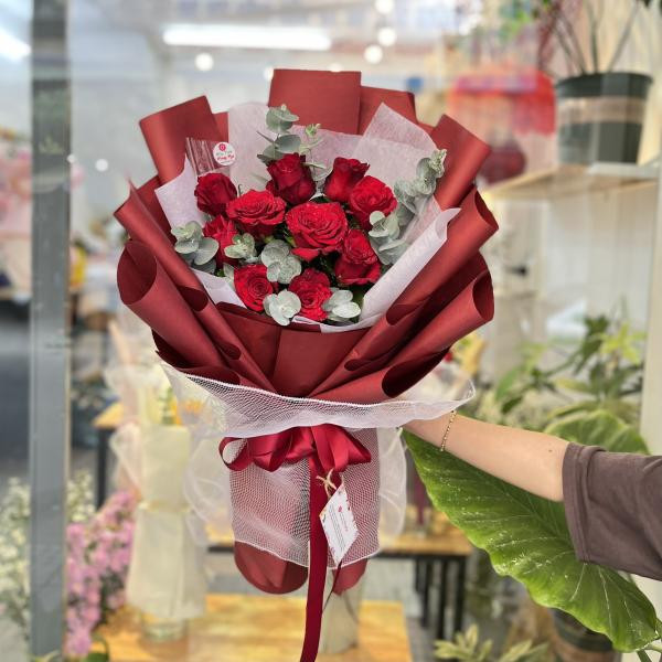 Bó hoa hồng đỏ mix lá bạc siêu dễ thương tặng bạn gái 5