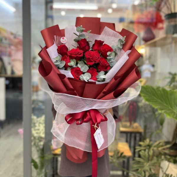 Bó hoa hồng đỏ mix lá bạc siêu dễ thương tặng bạn gái 6