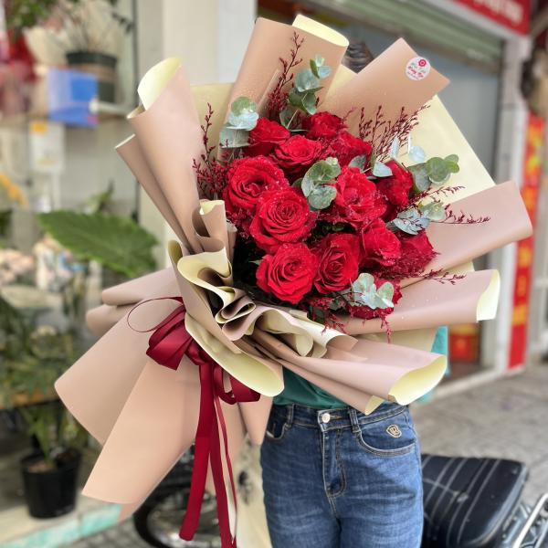 Bó hoa hồng đỏ Ecuador 15 bông mix lá bạc và sao tím tặng sinh nhật ý nghĩa 4