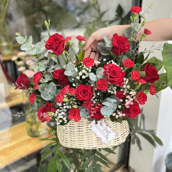 Giỏ hoa hồng đỏ mix cẩm chướng tặng sinh nhật ý nghĩa  4