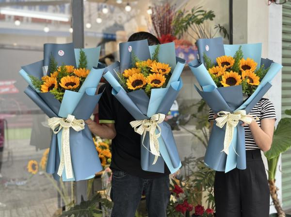 Bó hoa hướng dương tặng tốt nghiệp ý nghĩa : 5 bông mix lá 5