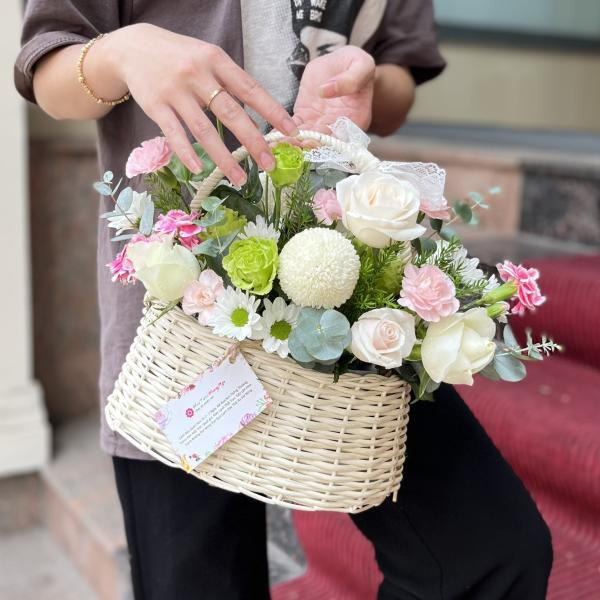 Giỏ hoa khai trương nhỏ hồng kem mix cát tường  5