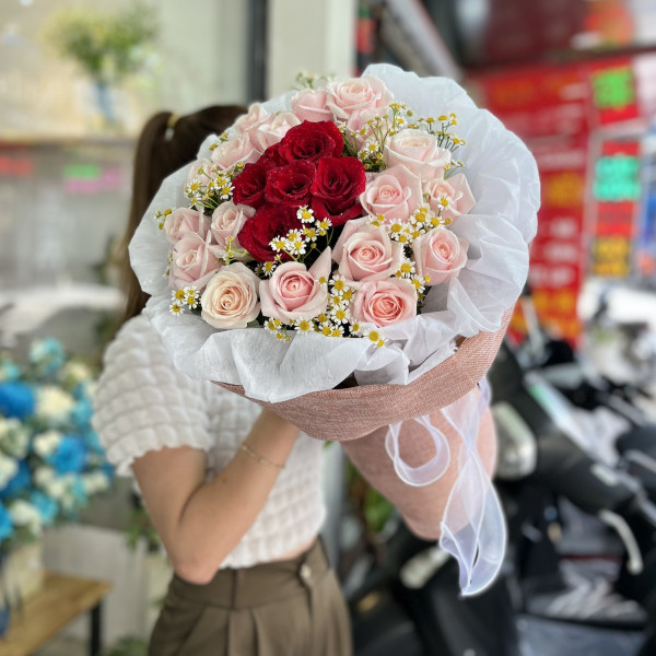 Bó hoa hồng đỏ, hồng kem mix cúc tana ý nghĩa  4