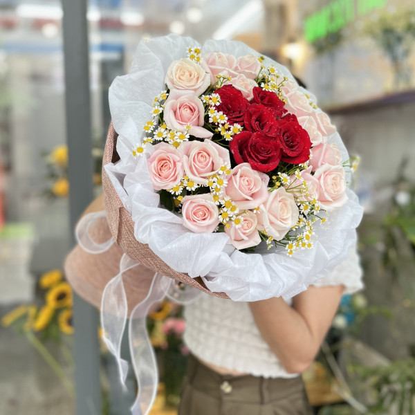 Bó hoa hồng đỏ, hồng kem mix cúc tana ý nghĩa  5
