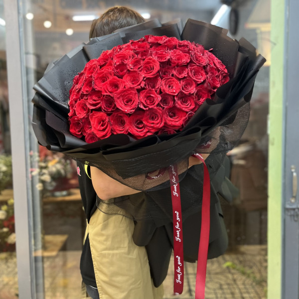 Bó hoa hồng đỏ 100 bông tặng người thương sinh nhật ý nghĩa  4