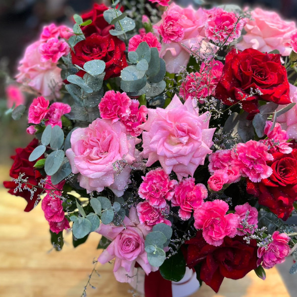 Hộp hoa tặng chúc mừng ý nghĩa : hồng lạc thần mix hồng đỏ và cẩm chướng 4