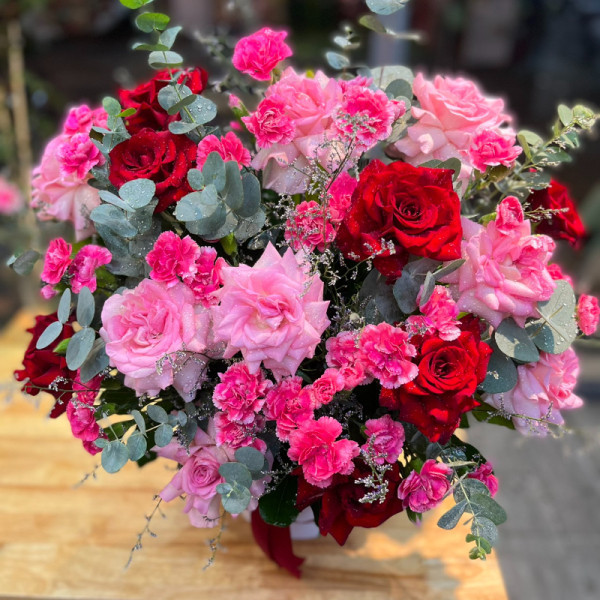 Hộp hoa tặng chúc mừng ý nghĩa : hồng lạc thần mix hồng đỏ và cẩm chướng 5