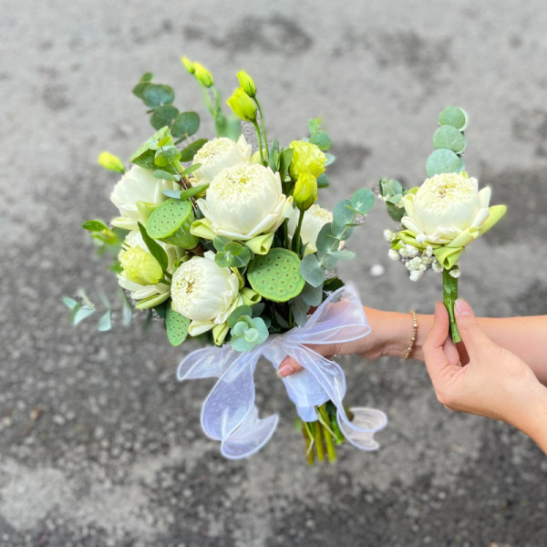Bó hoa cưới cầm tay cô dâu : sen trắng mix cát tường 4