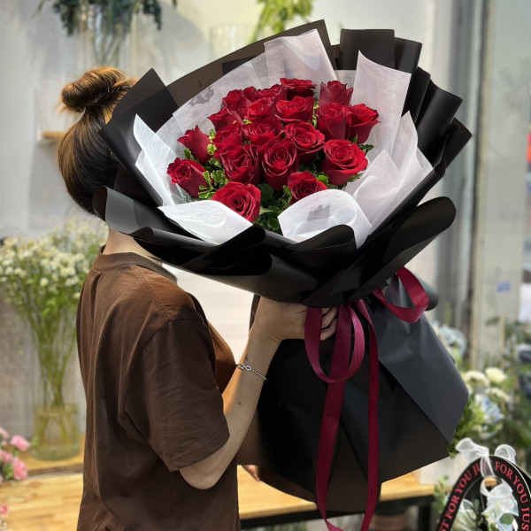 Bó hoa hồng đỏ Ecuador 18 bông giấy đen 4