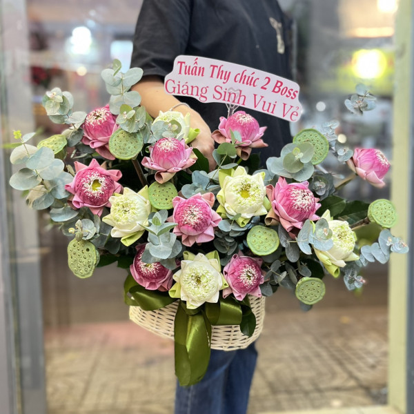 Giỏ hoa sen để bàn tặng sinh nhật mẹ ý nghĩa 4