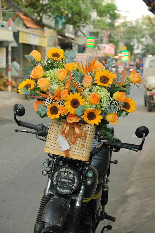 Giỏ hoa hướng dương vàng mix hoa hồng 4