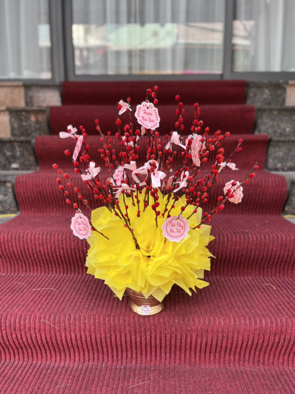 Bình hoa nụ Tầm Xuân Đỏ 30 cành nơ vàng 4