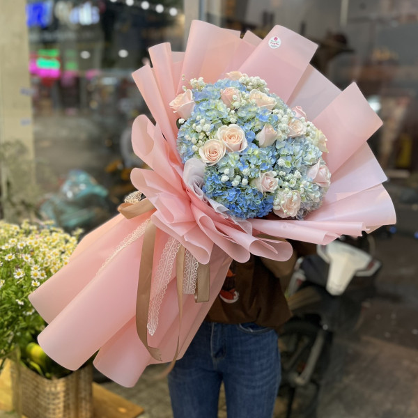 Bó cẩm tú cầu mix 13 hồng kem và baby 5