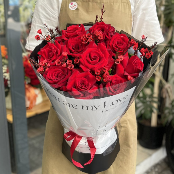 Bó hoa 10 hồng đỏ Ecuador mix thanh liễu đỏ 4