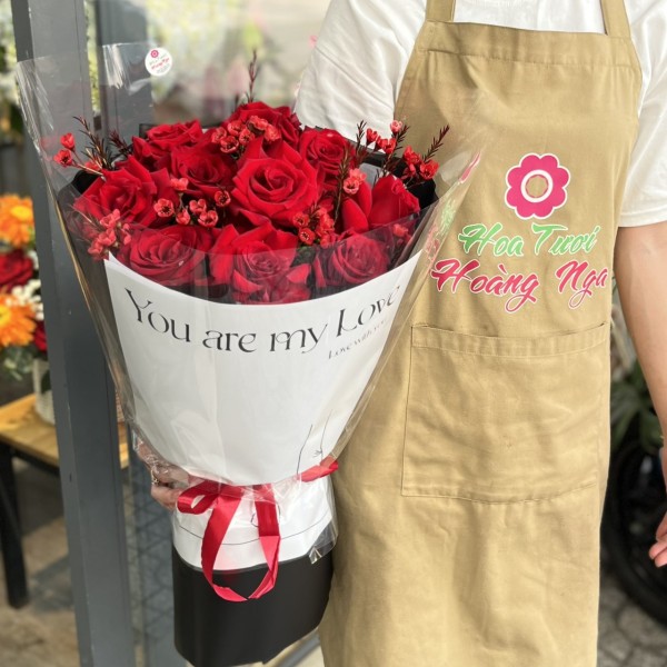 Bó hoa 10 hồng đỏ Ecuador mix thanh liễu đỏ 5