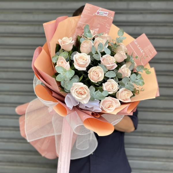 Hoa tặng sinh nhật - Bó hồng kem 18 bông mix lá bạc 4