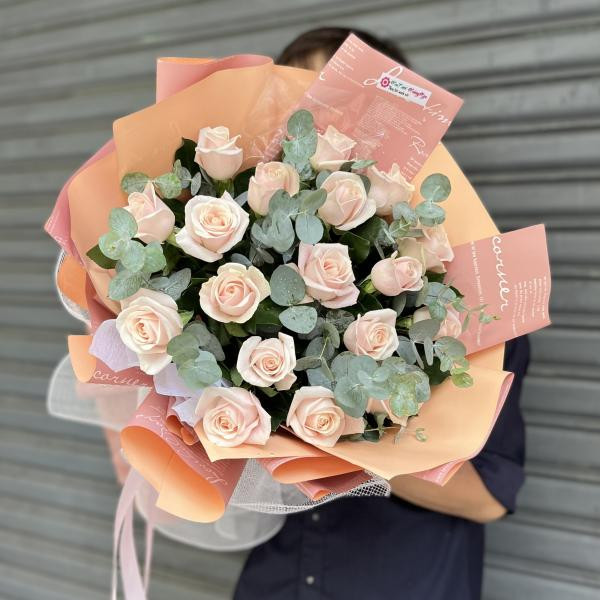Hoa tặng sinh nhật - Bó hồng kem 18 bông mix lá bạc 5