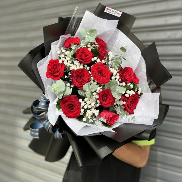 Bó hoa hồng đỏ 12 bông mix baby trắng nơ xanh tặng sinh nhật 4