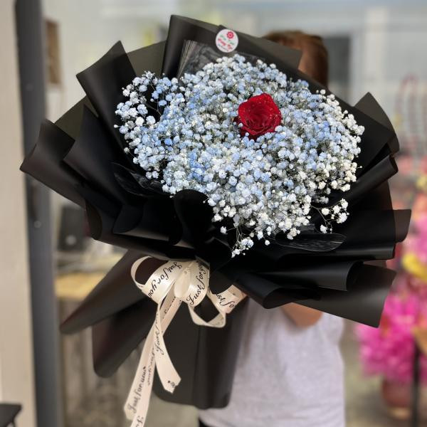Bó hoa baby xanh, một bông hồng đỏ tặng sinh nhật bạn gái 4