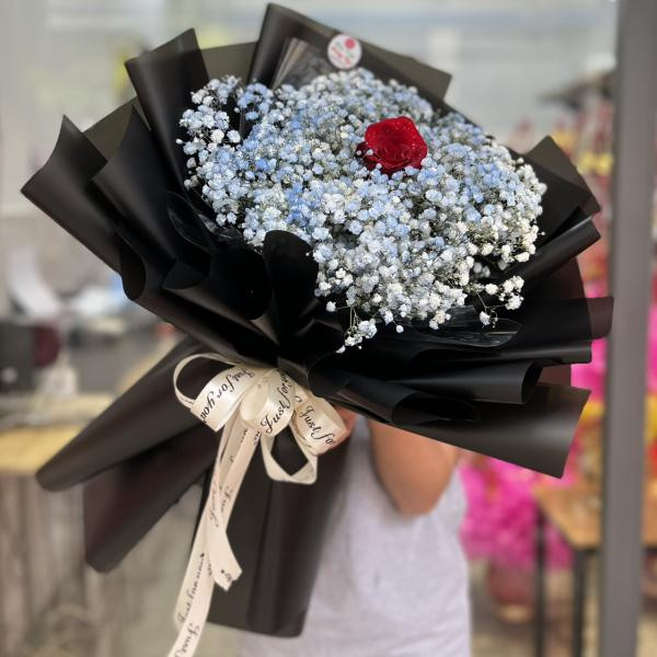 Bó hoa baby xanh, một bông hồng đỏ tặng sinh nhật bạn gái 5