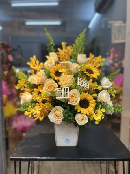 Hộp Hoa Lan moka, hướng dương, hồng trứng gà sang trọng  4