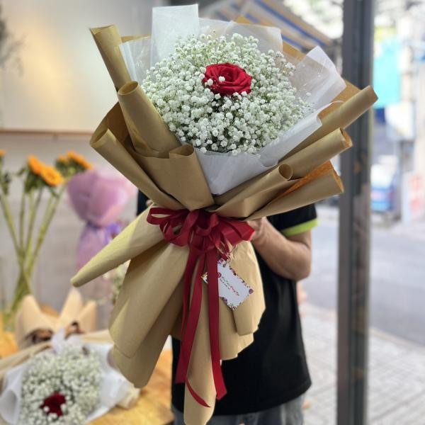 Bó hoa baby trắng 1 bông hồng đỏ giấy gói xi măng tặng Valentine's day 4