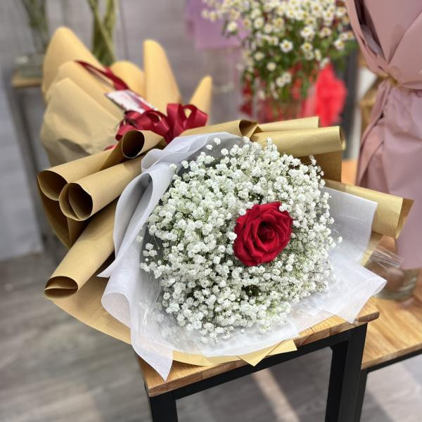 Bó hoa baby trắng 1 bông hồng đỏ giấy gói xi măng tặng Valentine's day 5